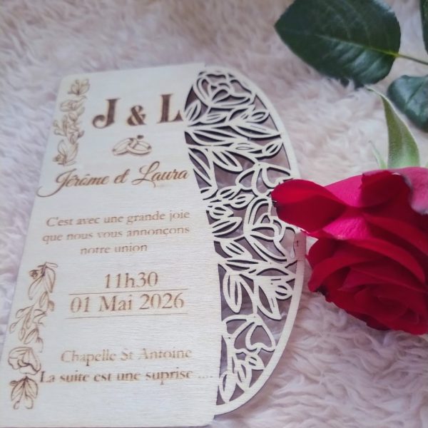 un Faire-part mariage en bois demi-lune ajouré – Invitation romantique à découpe florale, personnalisée suivant la demande
