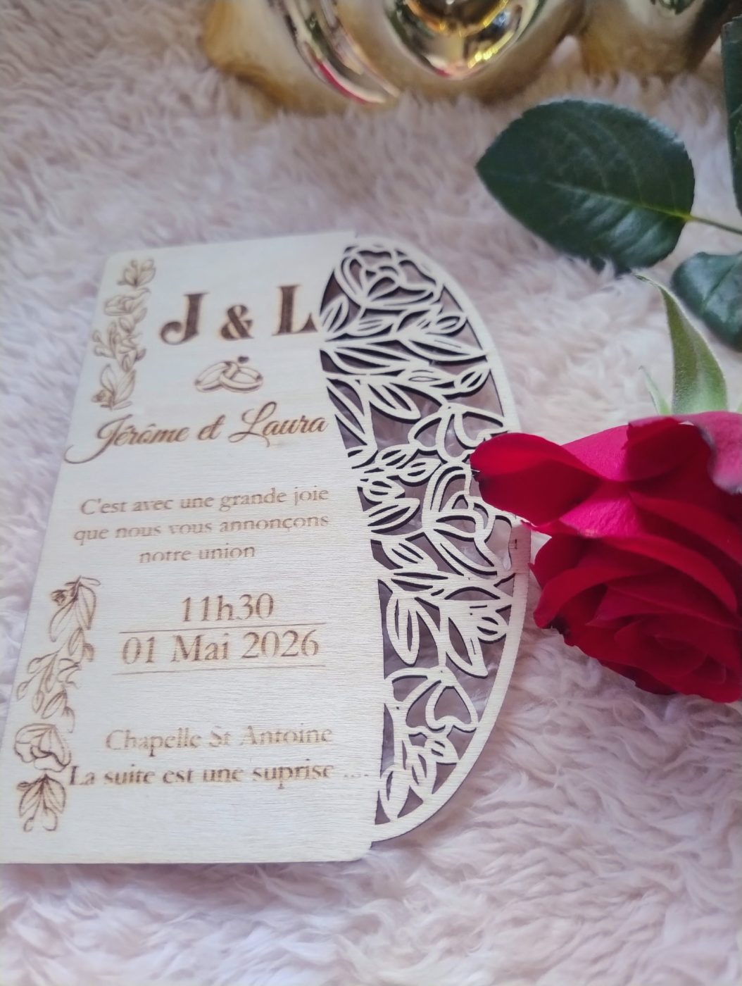 un Faire-part mariage en bois demi-lune ajouré – Invitation romantique à découpe florale, personnalisée suivant la demande