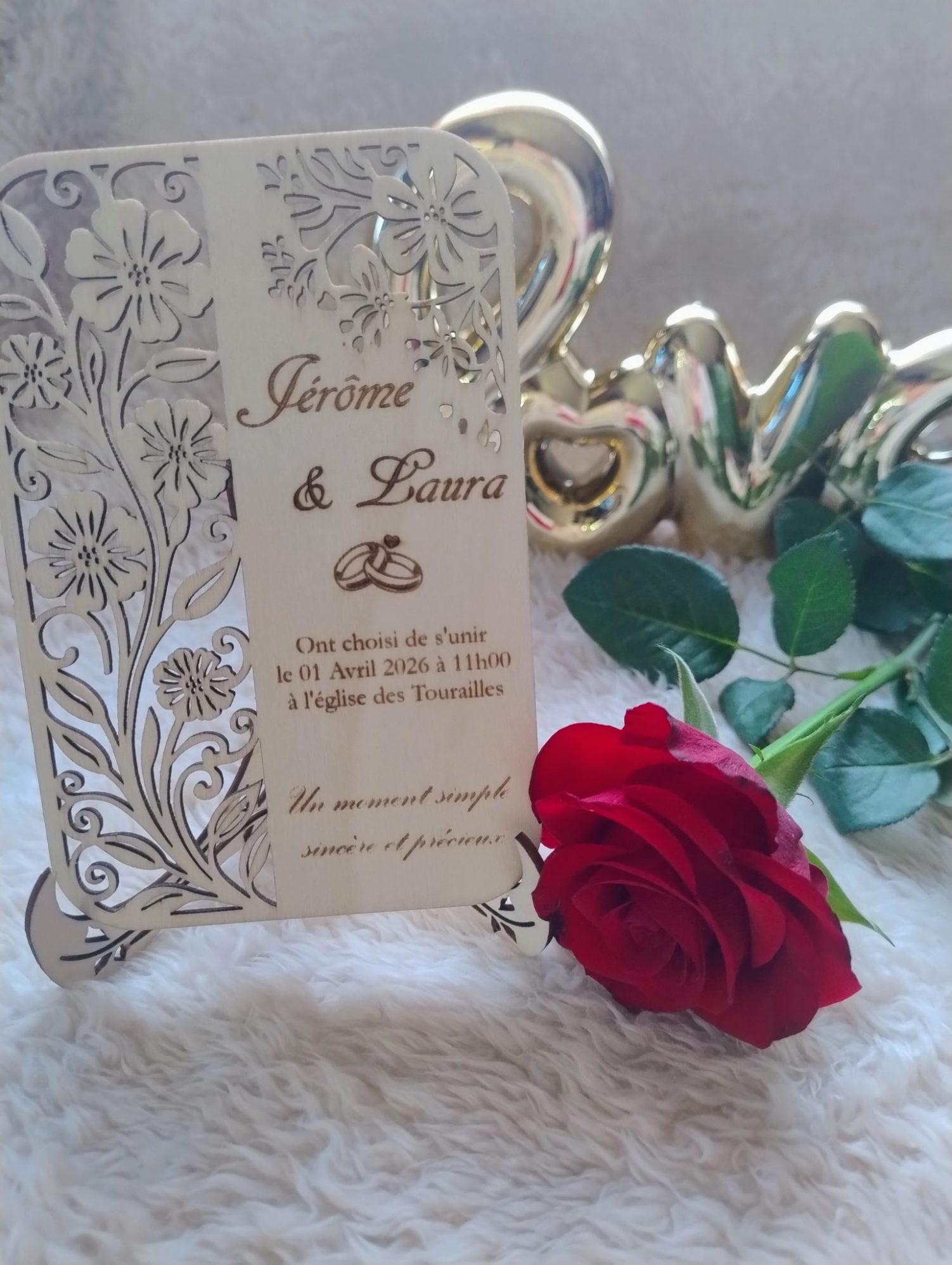 faire part de mariage romantique, découpe florale élégante, pour une annonce originale