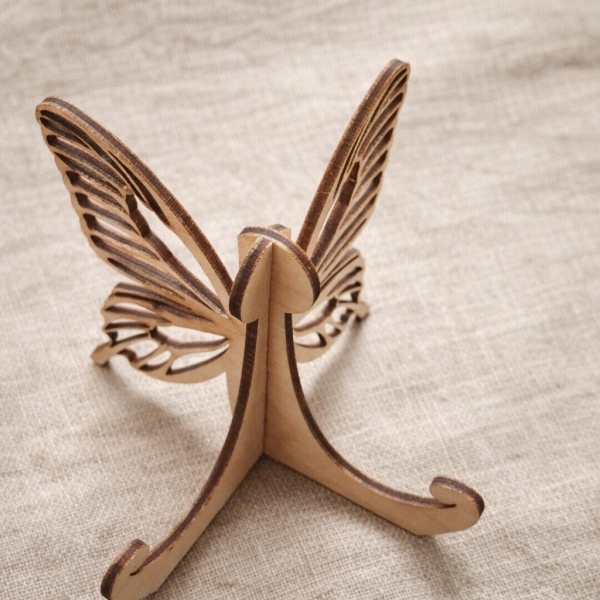 un support papillon qui mettra en valeur nos faire-part de naissance personnalisés mais également notre décoration de table en bois personnalisée