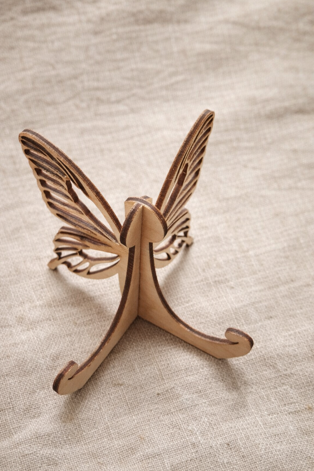 un support papillon qui mettra en valeur nos faire-part de naissance personnalisés mais également notre décoration de table en bois personnalisée