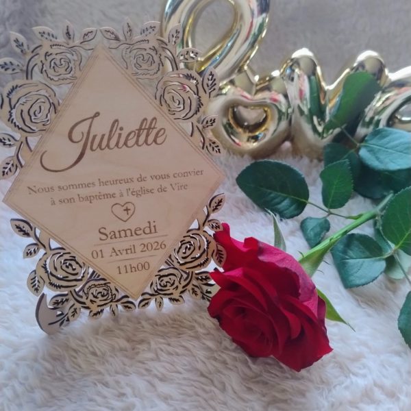 Faire-part de baptême floral personnalisé en bois