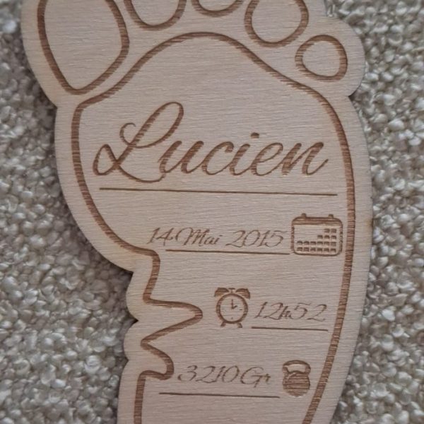 Souvenir naissance avec une empreinte de pied en bois, personnalisée avec les informations de naissance