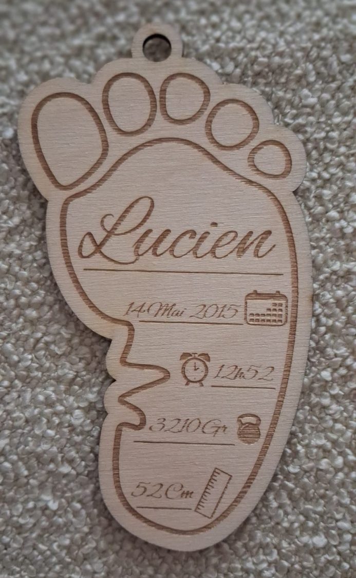 Souvenir naissance avec une empreinte de pied en bois, personnalisée avec les informations de naissance