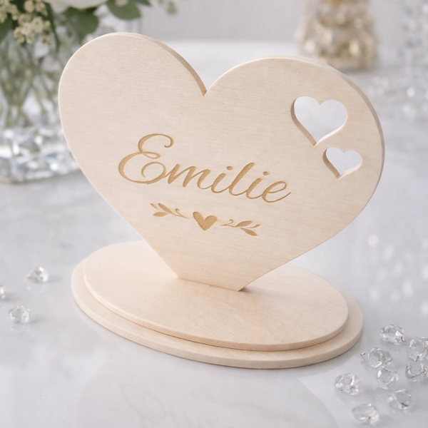 marque place mariage bois personnalisé cœur avec prénom gravé sur support en bois élégant