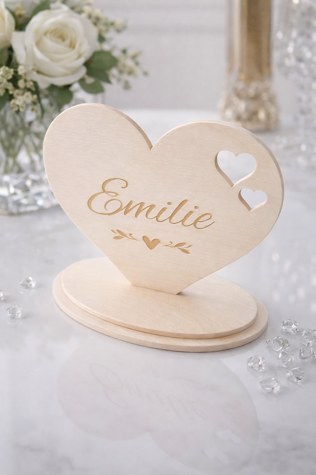 marque place mariage bois personnalisé cœur avec prénom gravé sur support en bois élégant