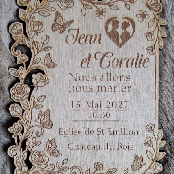 Faire part mariage bois personnalisé avec fleurs et papillons gravé au laser