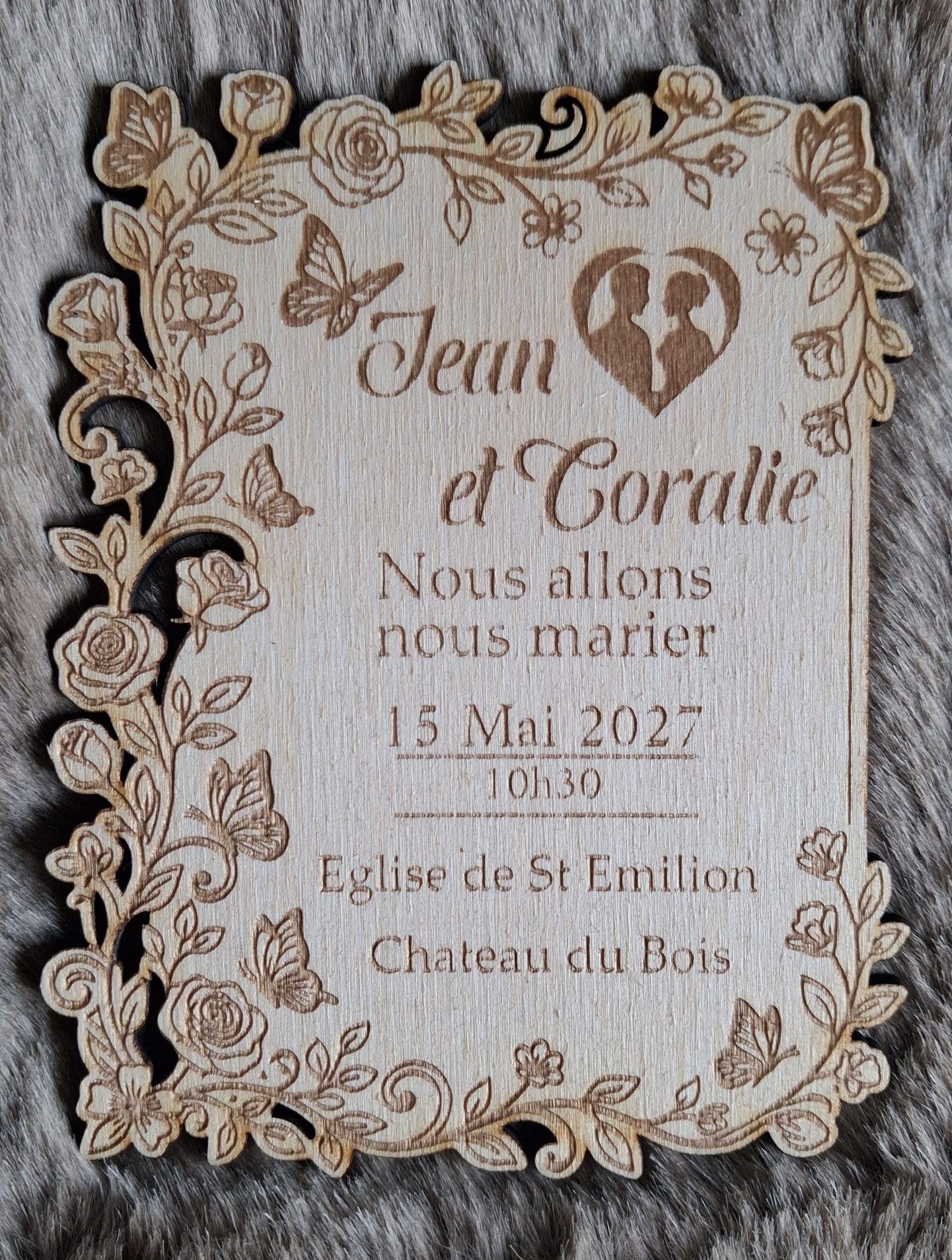 Faire part mariage bois personnalisé avec fleurs et papillons gravé au laser