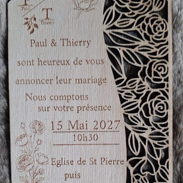Faire part mariage bois rose personnalisé avec motif floral ajouré gravé au laser