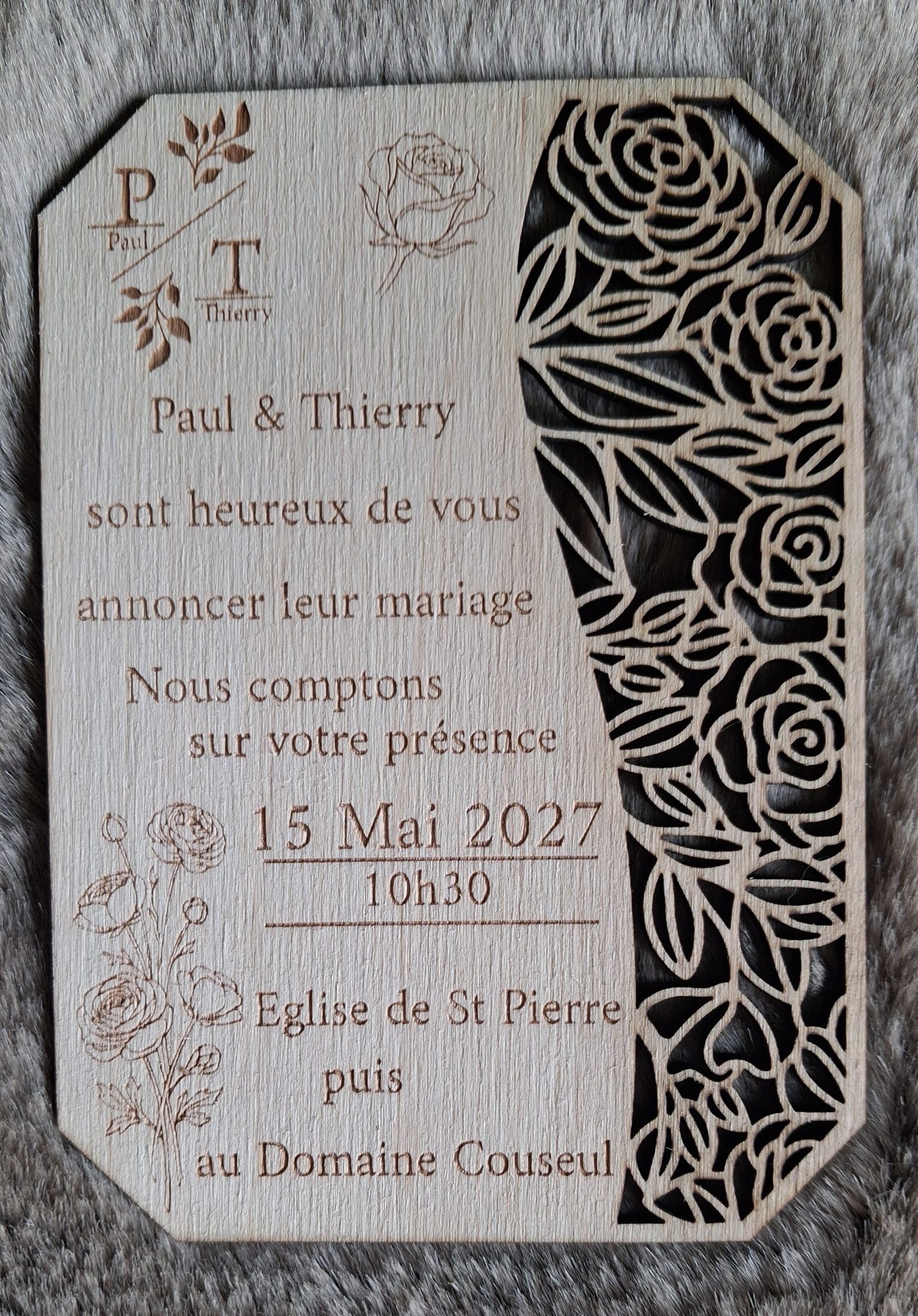 Faire part mariage bois rose personnalisé avec motif floral ajouré gravé au laser