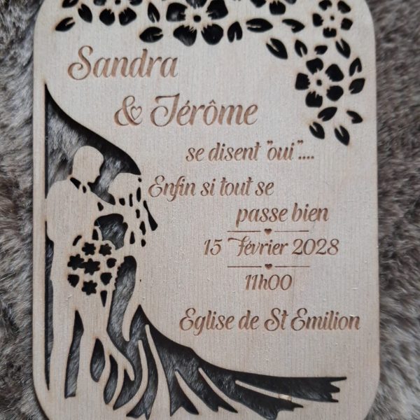 Faire part mariage bois gravé avec couple romantique et fleurs ajourées