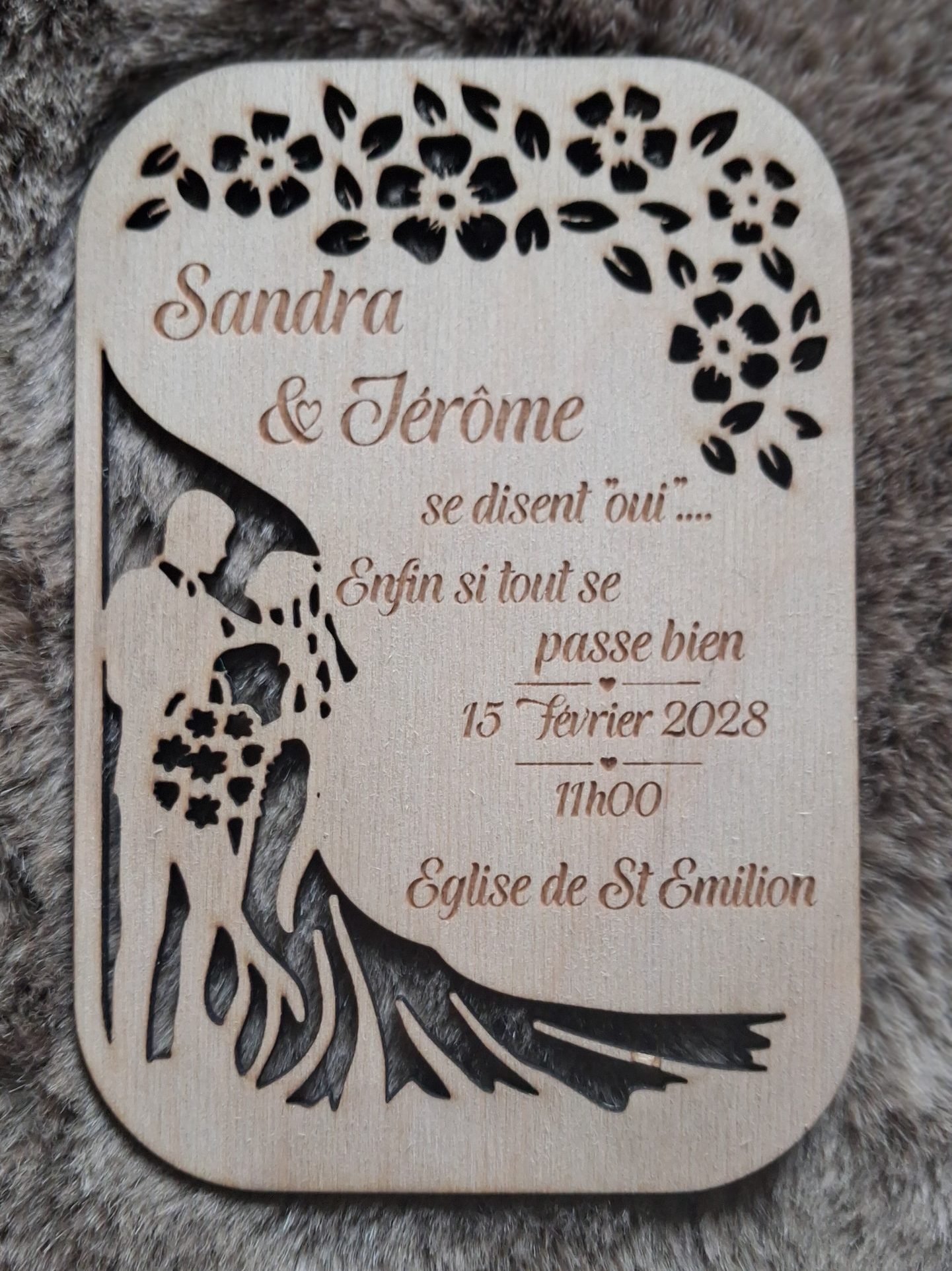 Faire part mariage bois gravé avec couple romantique et fleurs ajourées
